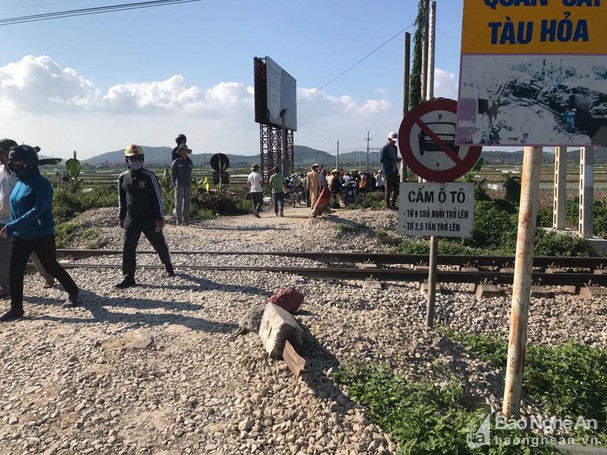 Xe o to co vuot duong sat bi tau hoa dam vang 20m