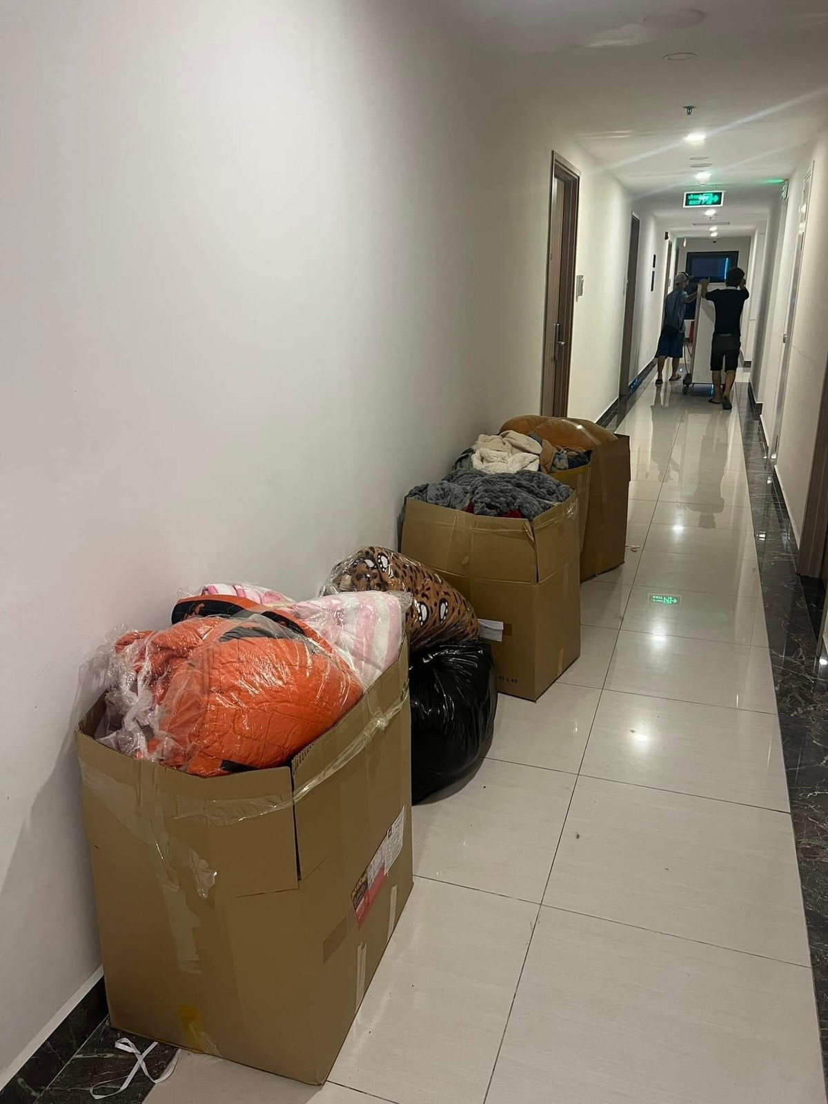 Đồ đạc của cô nàng sau khi được dọn dẹp ra hành lang.