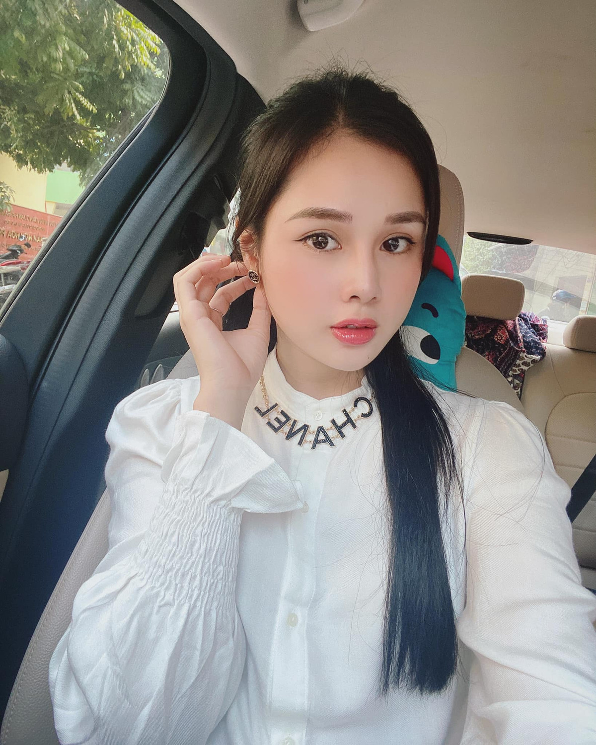 Huyền Trang là một hot girl có tiếng trên mạng xã hội, cô từng tham gia rất nhiều cuộc thi nhan sắc và từng giành giải á hậu 2 tại cuộc thi Nữ hoàng trang sức 2015 và lọt top 5 cuộc thi Hoa hậu Đại dương 2017. Sau khi bị loại tại vòng sơ khảo của cuộc thi Miss World Vietnam 2019, cô nàng mới quyết định nghỉ ngơi để tập trung cho công việc kinh doanh.