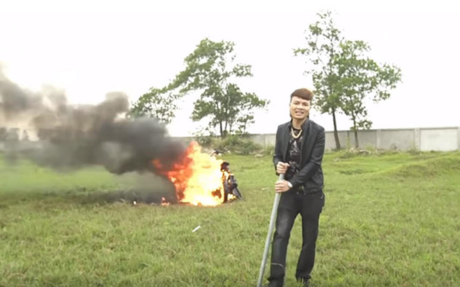 Khá Bảnh cũng từng làm clip đốt xe máy vô cùng phản cảm khiến cơ quan Công an phải vào cuộc xác minh. Youtuber Việt đang ngày càng lạm dụng những chiêu trò bẩn để kiếm view bất chấp.