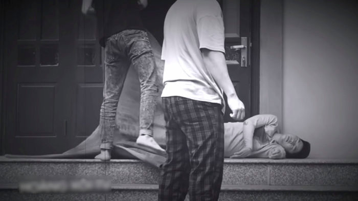 Trong clip, các Youtuber Việt giả vờ ho khan, mệt mỏi thậm chí co giật để hù doạ gia đình, người nhà. Thậm chí, trong clip của H.X, người này còn dùng cả tiết lợn để thêm phần sinh động. Thế nhưng, phản ứng của những người xung quanh cũng được cho là có sự dàn dựng từ trước khi thay vì gọi nhân viên y tết thì họ lại đắp chiếu cho nạn nhân vô cùng phản cảm.