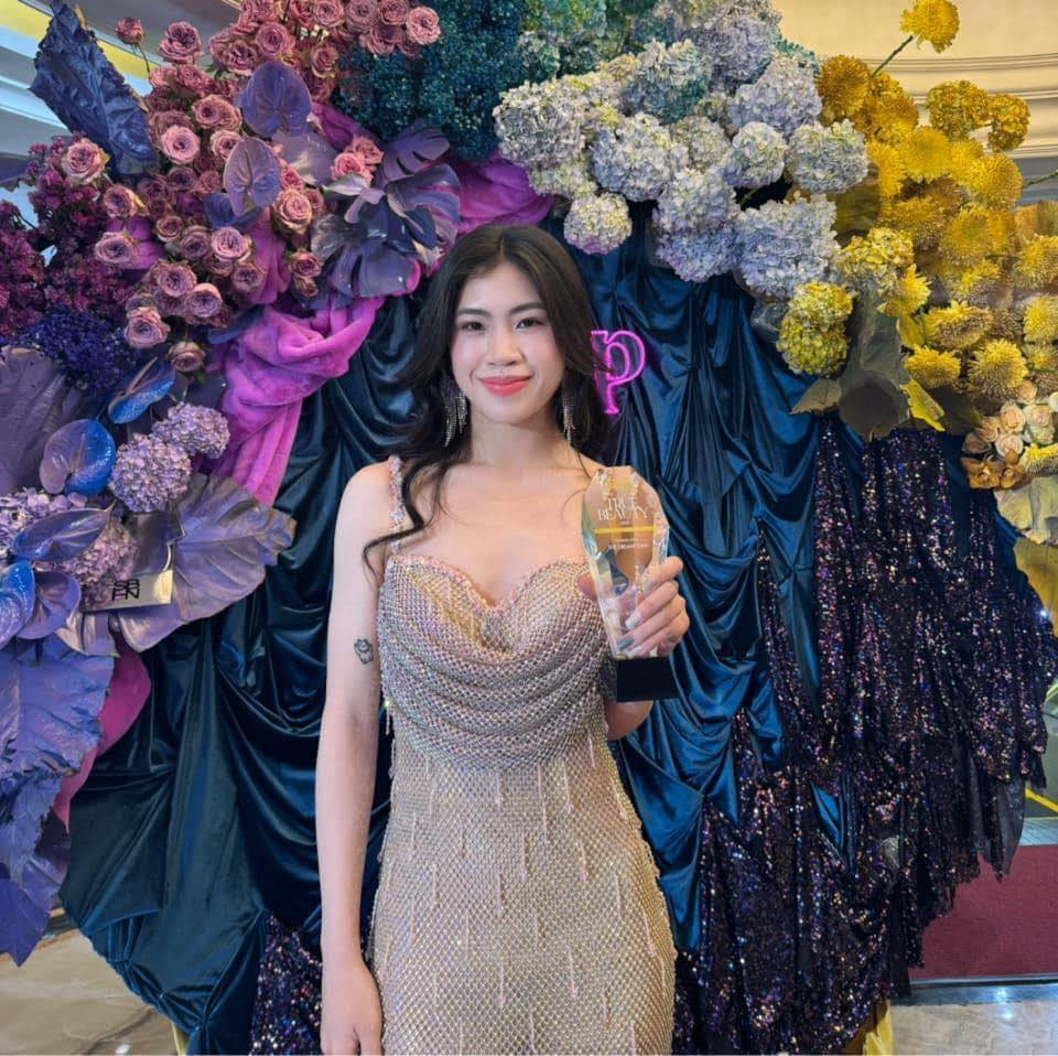 Nữ tiền đạo sở hữu vóc dáng nuột nà cùng nhan sắc xinh đẹp.