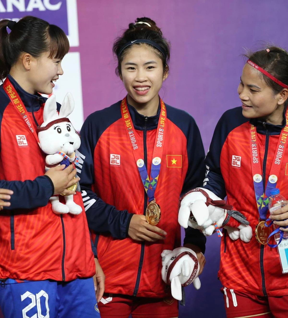 Thanh Nhã trong khoảnh khắc nhận HCV SEA Games 32 cùng đồng đội.