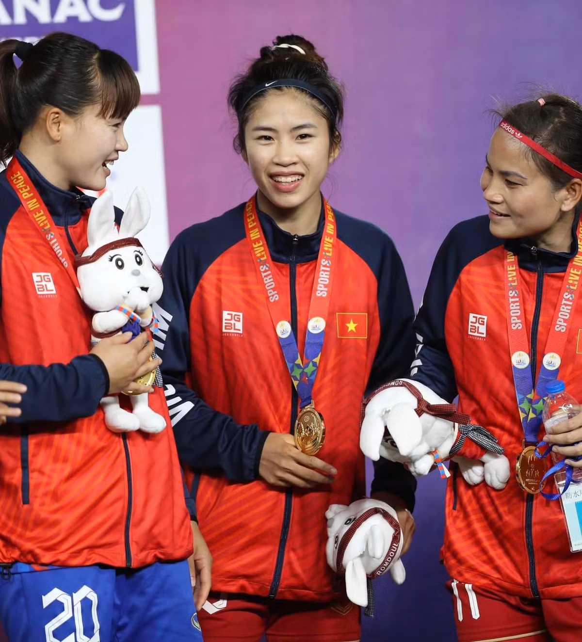 Thanh Nhã trong khoảnh khắc nhận HCV SEA Games 32 cùng đồng đội.