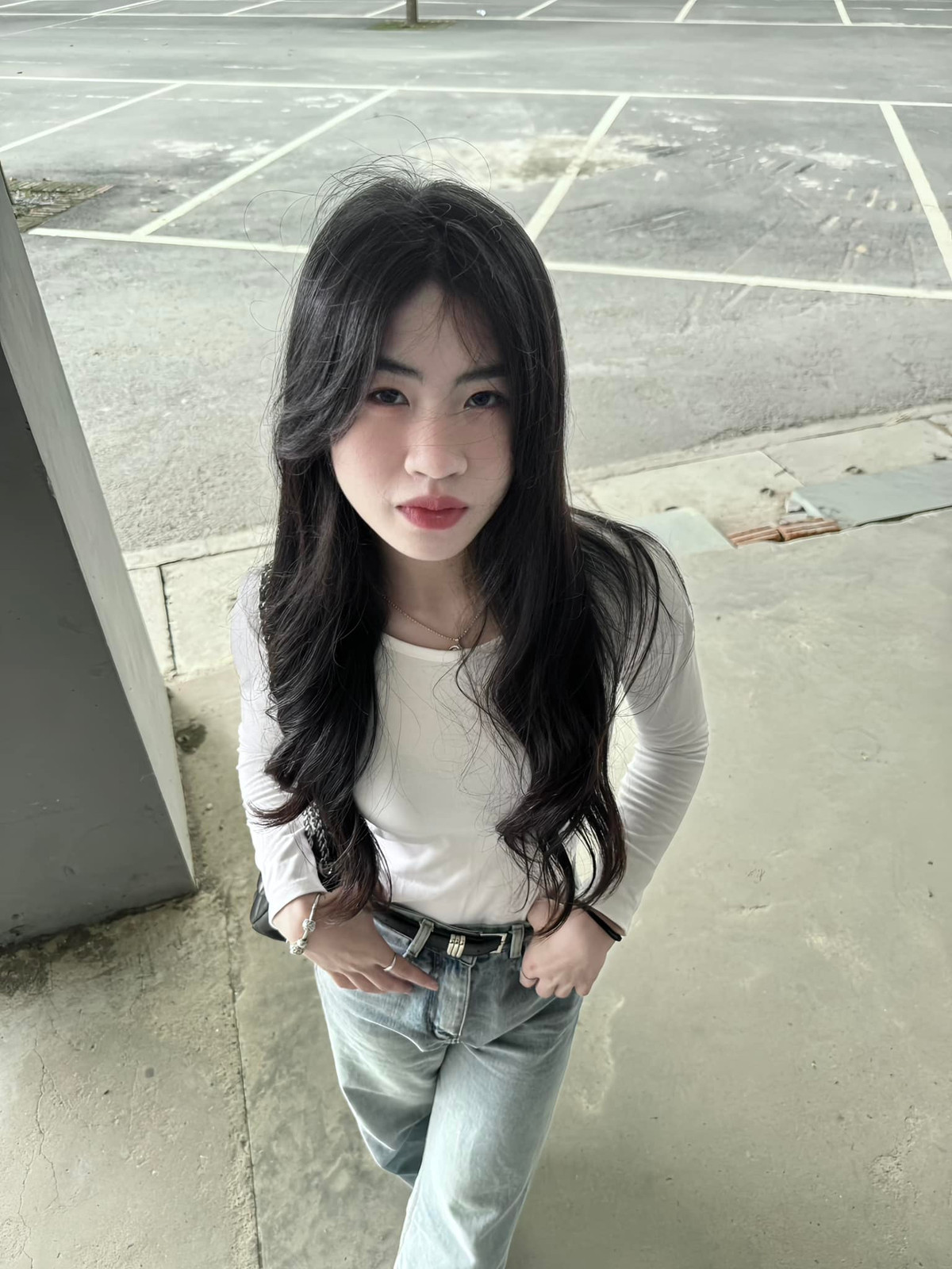 Ở dưới phần bình luận, nhiều người đã tỏ ra hào hứng "vợ anh", "mọi người tránh ra đây là vợ em", "ngoan xinh yêu của anh đây rồi"...