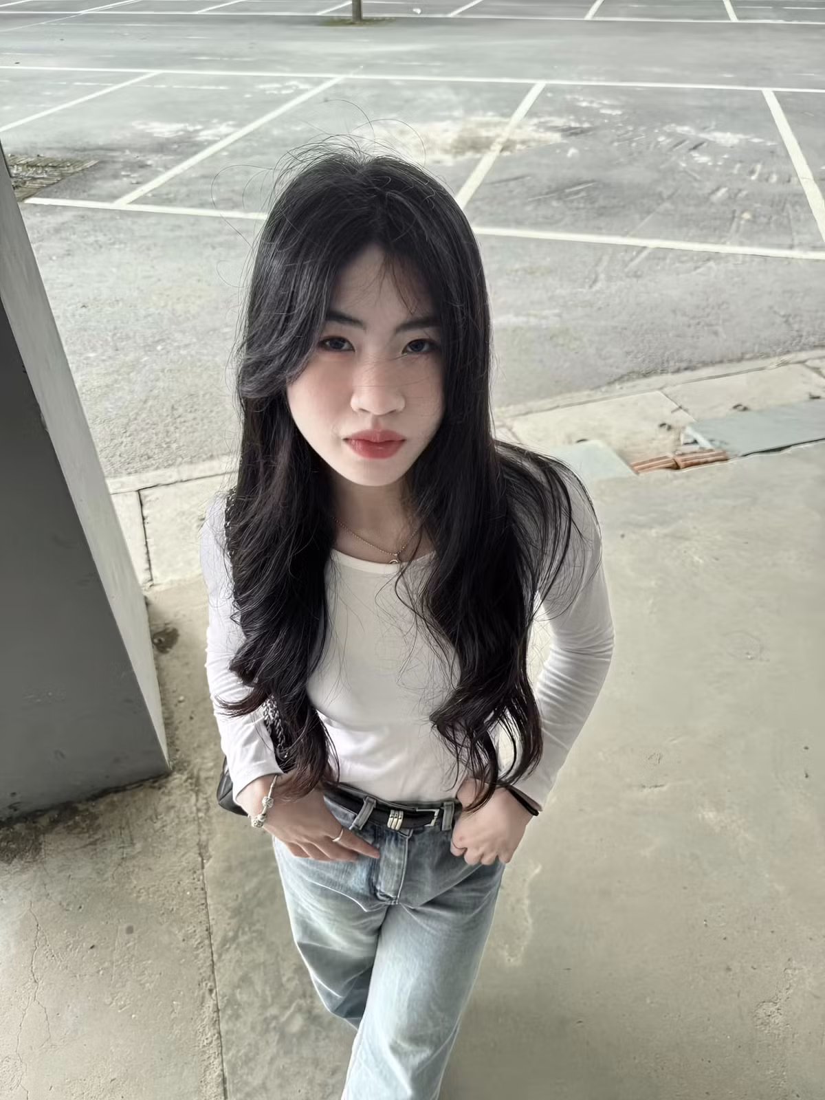 Ở dưới phần bình luận, nhiều người đã tỏ ra hào hứng "vợ anh", "mọi người tránh ra đây là vợ em", "ngoan xinh yêu của anh đây rồi"...