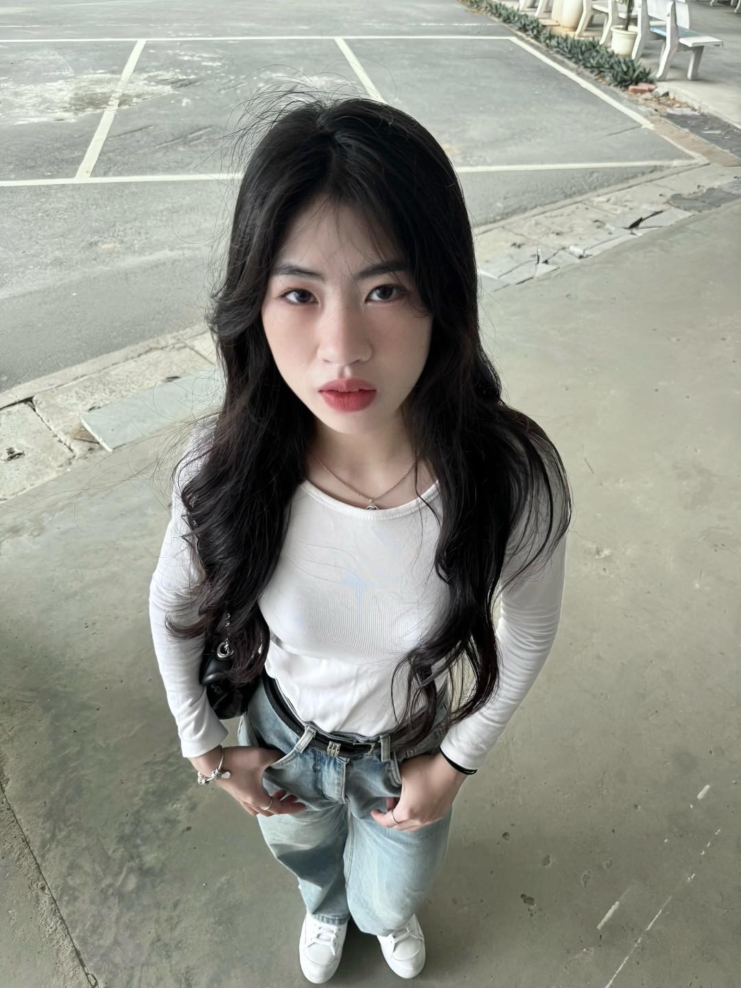 Những bức ảnh được đăng kèm cùng dòng trạng thái "Vợ của ai" khiến nhiều fan của nàng tiền đạo sục sôi.