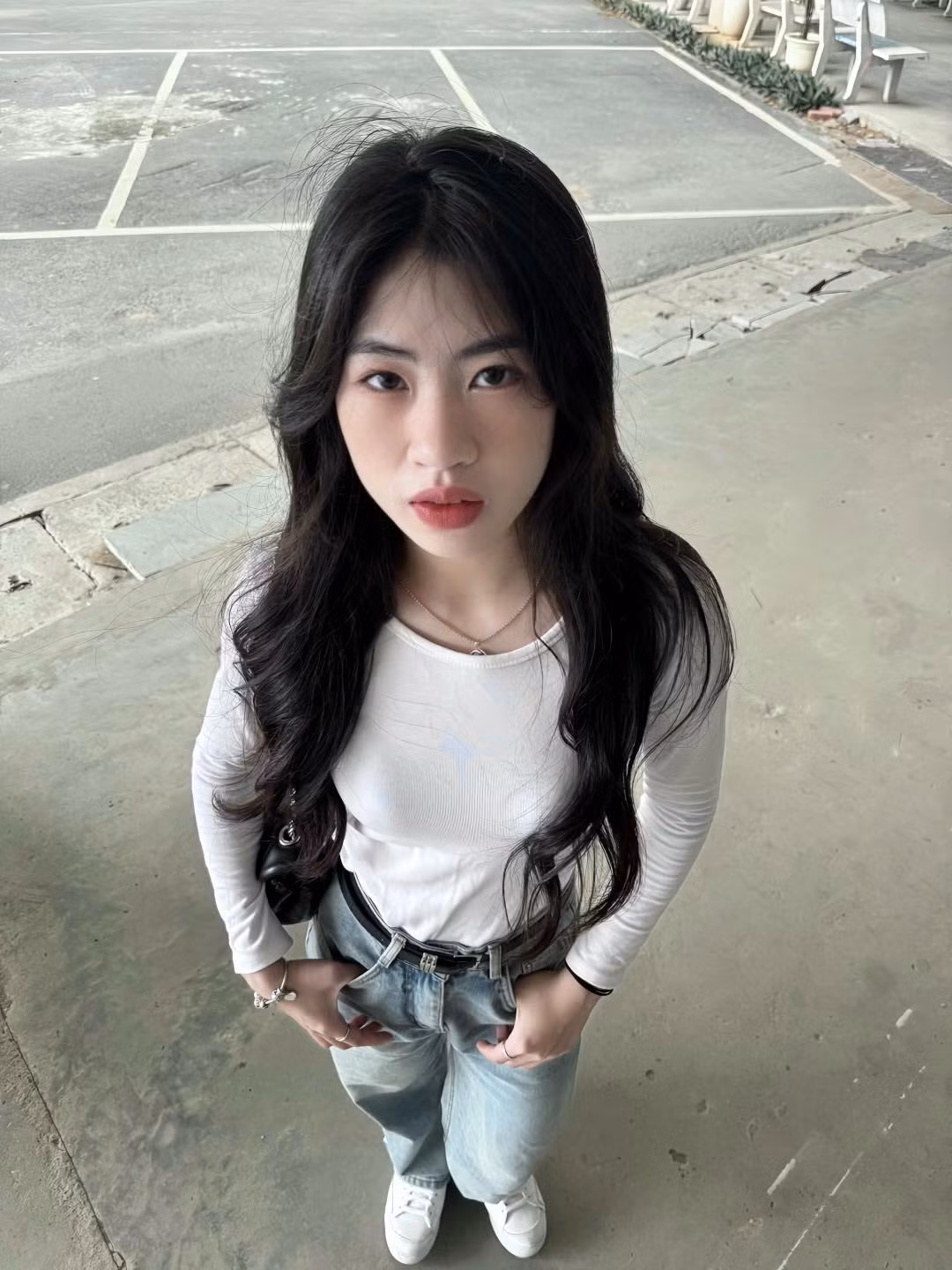 Những bức ảnh được đăng kèm cùng dòng trạng thái "Vợ của ai" khiến nhiều fan của nàng tiền đạo sục sôi.