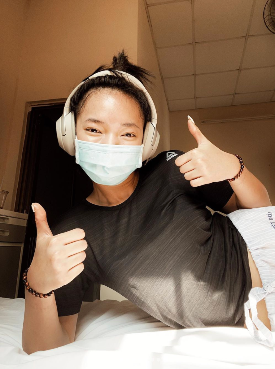 Sau khi trở về từ tuần lễ thời trang Milan, Ý, Châu Bùi lập tức được đưa đi cách ly Covid-19 tại TP HCM. Mất 2 tiếng khóc nức nở vì nhớ nhà, sau đó nàng hot girl đã tuân thủ nghiêm chỉnh quy định của khu cách ly.