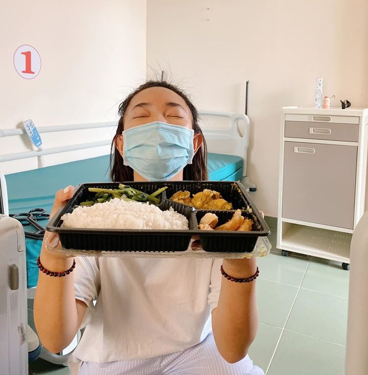 Trong thời gian 14 ngày, Châu Bùi chăm chỉ luyện tập thể dục, cập nhật các hoạt động trong khu cách ly Covid-19 cho người hâm mộ. Cô nàng còn khen cơm được phát rất ngon và đủ chất hơn ở nhà.