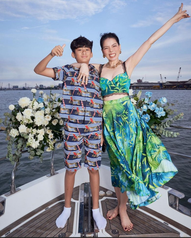 Kỳ Anh sinh năm 2011, là con trai của nữ ca sĩ và chồng cũ Đức Huy. Sau khi bố mẹ ly hôn năm 2020 sau 10 năm gắn bó, Kỳ Anh chủ yếu sống cùng mẹ và luôn được hưởng những điều kiện chăm sóc tốt nhất.