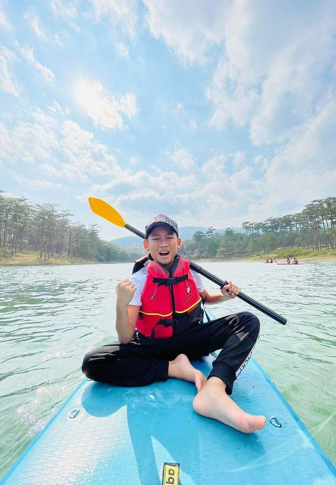 Ở tuổi 13, con trai Lệ Quyên ngày càng cao ráo và điển trai, thừa hưởng nhiều nét đẹp của mẹ.