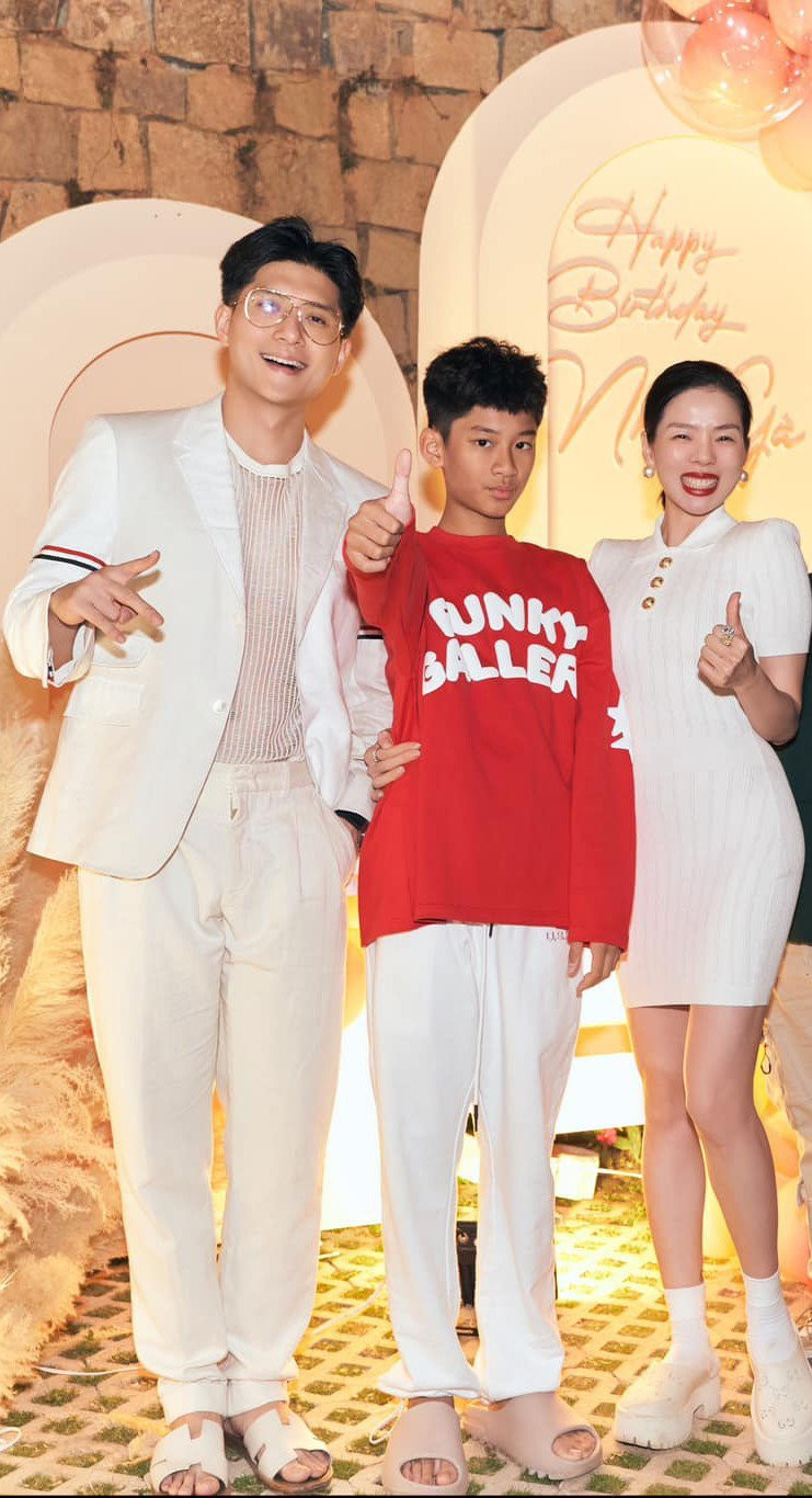 Kỳ Anh khá thân thiết với tình trẻ của mẹ.