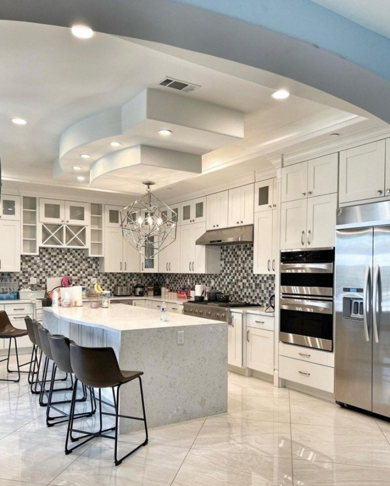 Năm 2017, nữ ca sĩ mua 1 căn biệt thự rộng 400m2 tại Mỹ, có giá 1,5 triệu USD (hơn 38 tỷ đồng). Cô mong muốn sau này khi con trai đi du học thì sẽ ở căn biệt thự này. Ngoài ra, đây cũng là nơi cô nghỉ ngơi sau mỗi chuyến lưu diễn.