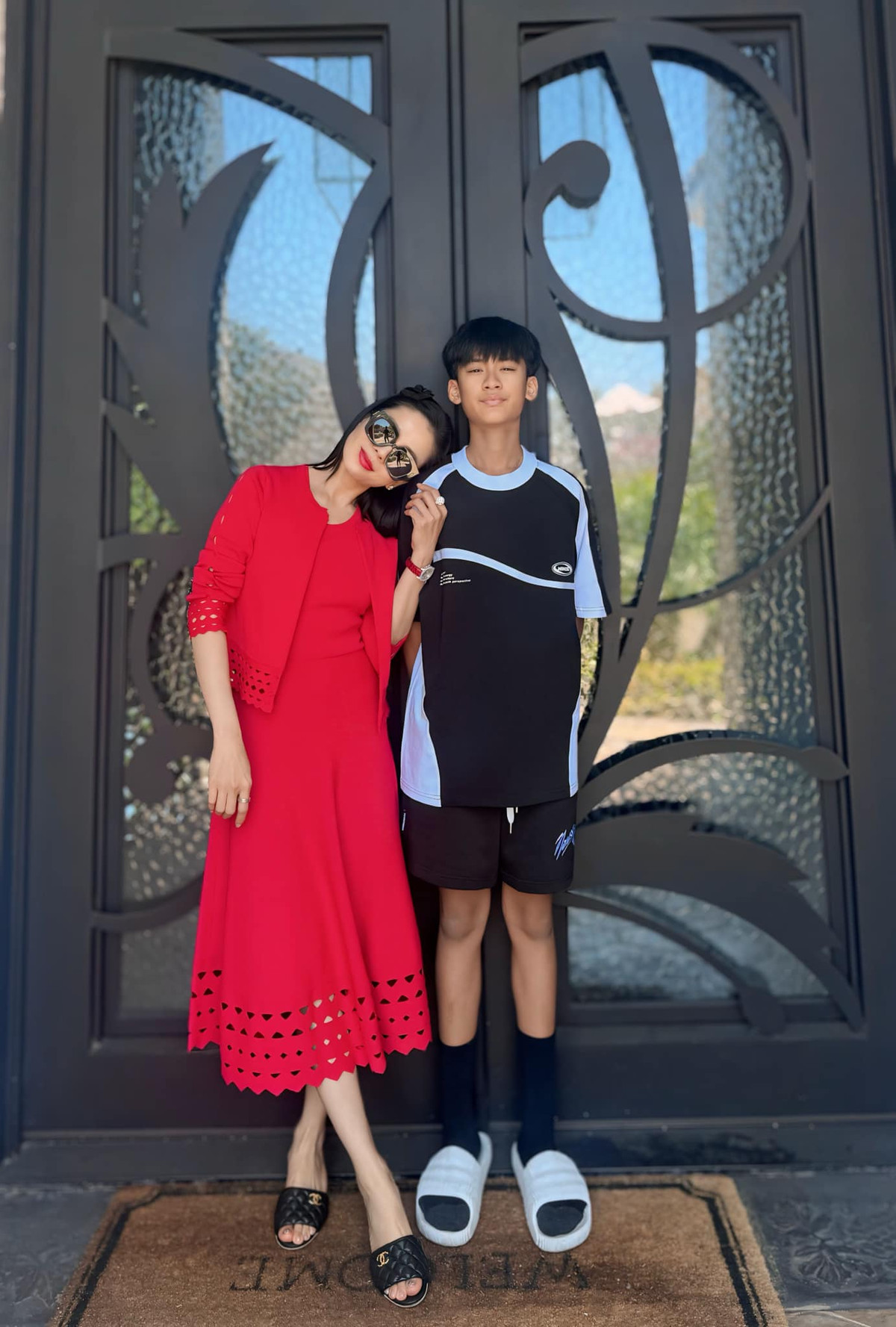 "Nữ hoàng phòng trà" tự hào chia sẻ: "Em bé 13 tuổi trộm vía dài thòong lòong kém 2 phân là m7 rùi". Nhiều người đã bày tỏ nhạc nhiên trước hình ảnh hiện tại của con trai Lệ Quyên.