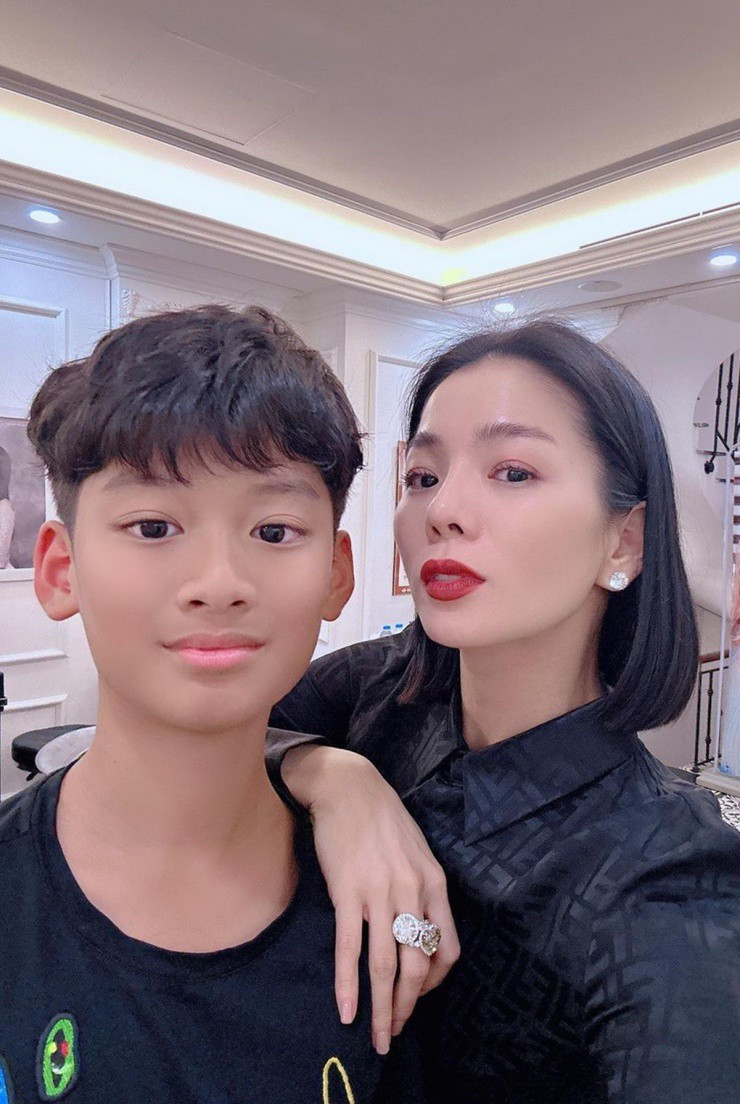 Nữ ca sĩ thường xuyên đưa con đi du lịch khắp nơi.