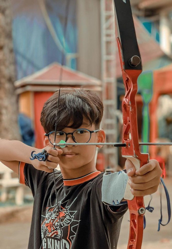 Cô cũng cho con học các bộ môn thể thao đắt đỏ như golf, bắn cung.... Hồi tháng 10/2023, con trai Lệ Quyên còn cùng đội bóng rổ ở trường tham gia 1 cuộc thi tại Singapore.