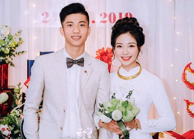 Chỉ sau 5 tháng công khai tình cảm, tiền đạo Phan Văn Đức và “cô giáo hot girl” Nhật Linh quyết định lên xe hoa khiến nhiều người bất ngờ. Trong bức ảnh chụp tại lễ ăn hỏi đăng tải tại trang cá nhân, nàng WAGs Nghệ An được khen có thần thái tươi tắn, rạng rỡ khi sánh đôi bên chú rể bảnh bao. Ảnh: FBNV.