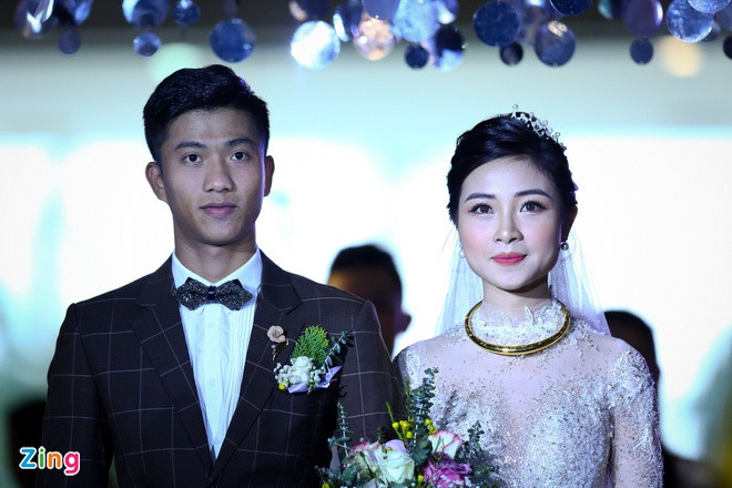 Trong ngày trọng đại, Nhật Linh diện váy ren kín đáo, tóc búi cao và trang điểm không quá cầu kỳ. Qua các bức ảnh không qua chỉnh sửa được phóng viên Zing chụp, nhan sắc vợ Văn Đức được nhận xét khác khá nhiều so với hình cô tự đăng trên trang cá nhân. Tuy nhiên, nàng WAGs 22 tuổi vẫn được khen có gương mặt bầu bĩnh, xinh đẹp và phúc hậu. Sau lễ cưới, Nhật Linh thông báo mang thai con đầu lòng. Cô cho hay bản thân giảm 10 kg vì lo chuyện đám cưới, nhưng may mắn em bé vẫn khoẻ mạnh. Ảnh: Minh Chiến.