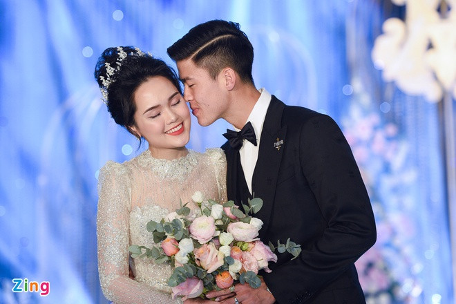 Tại lễ cưới, Quỳnh Anh ghi điểm nhờ lối trang điểm tự nhiên, nhẹ nhàng. Cô thay 2 chiếc váy cưới được thiết kế riêng và được khen lộng lẫy như nàng công chúa. Điểm nhấn trong số phụ kiện đắt đỏ được Quỳnh Anh sử dụng là chiếc vòng cổ đính 285 viên kim cương có giá khoảng 34.200 USD. Ảnh: Duy Hiệu.