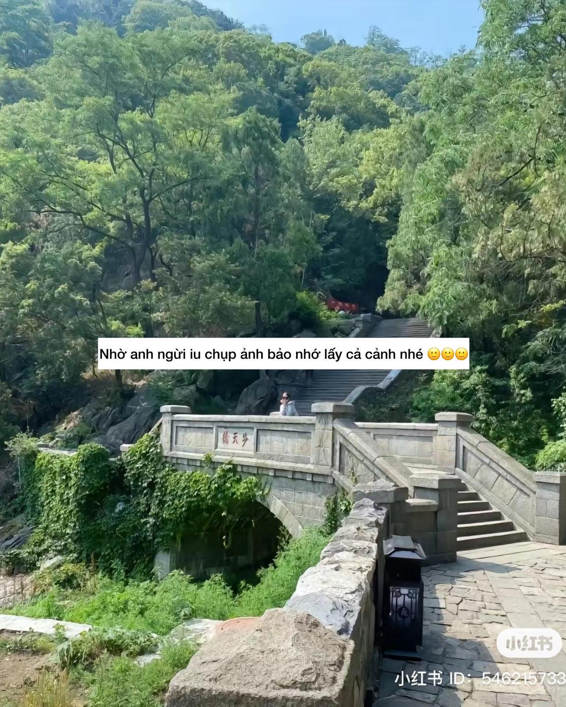 Zoom mãi mới thấy nhân vật chính, nếu không có dòng trạng thái của cô gái thì cứ nghĩ đây là bức hình chụp cảnh.