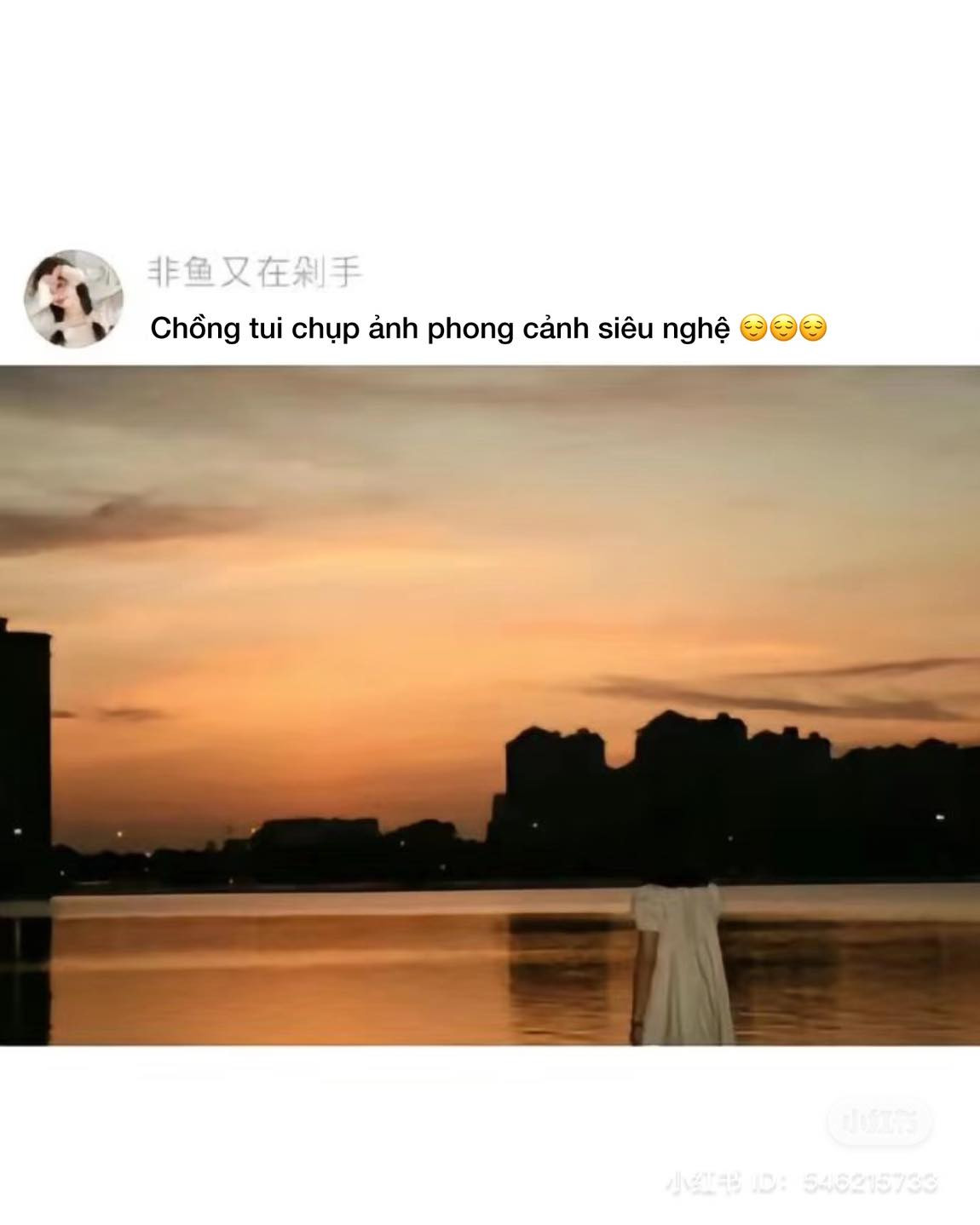 Đầu cô gái hòa cùng màn đêm.