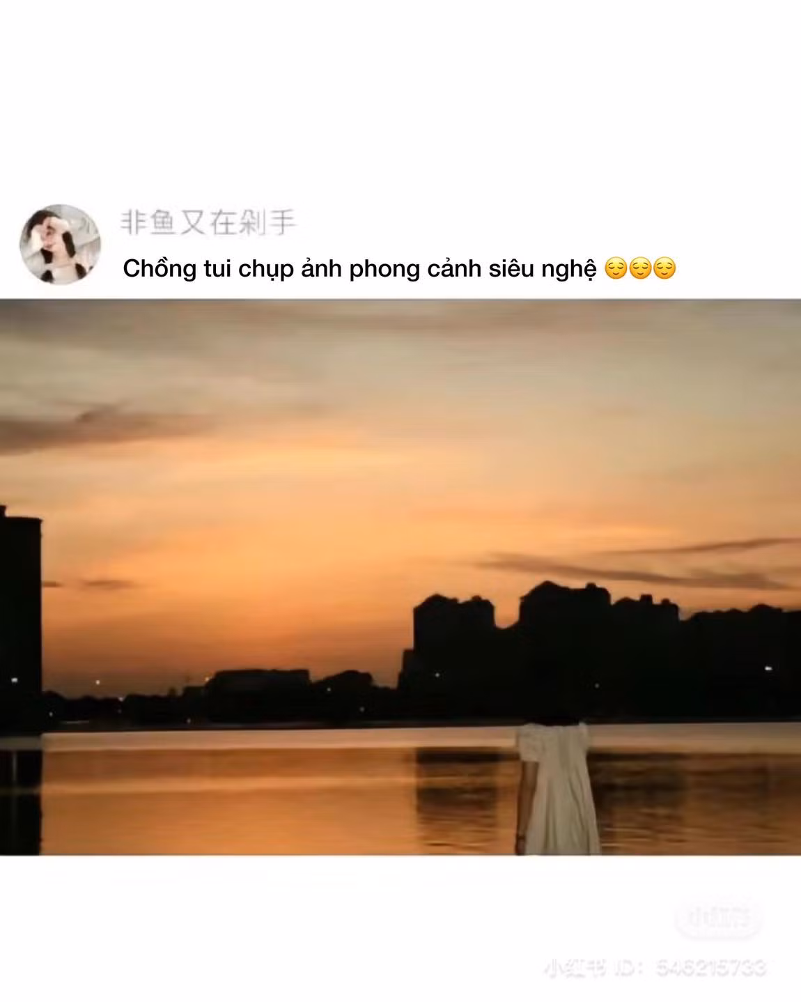 Đầu cô gái hòa cùng màn đêm.