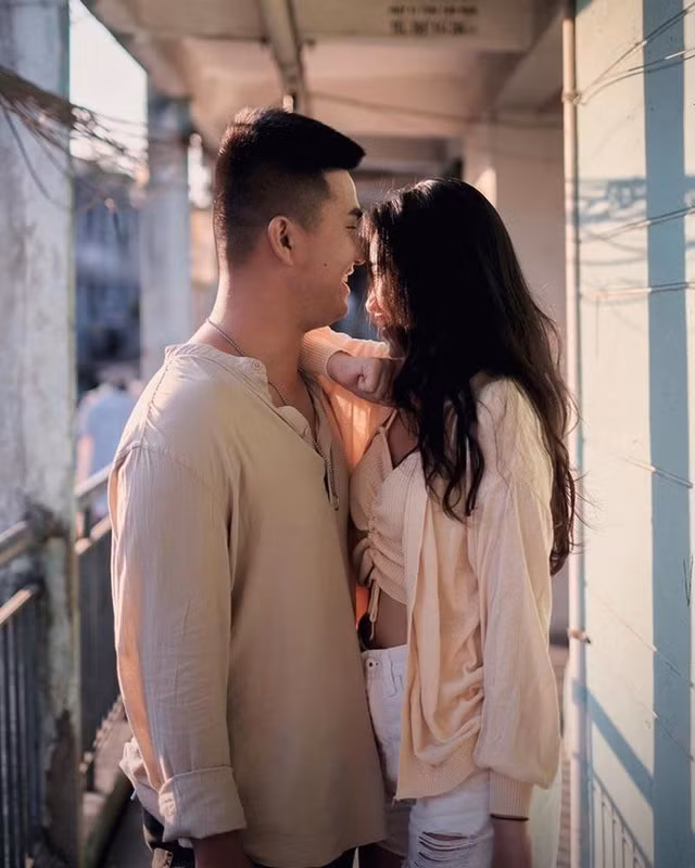 Trong khi nhà nhà, người người đang lo lắng dịch bệnh, số người được đưa đi cách ly COVID-19 ngày một đông hơn thì đâu đó vẫn còn có những câu chuyện đẹp, đáng yêu làm dịu đi không khí ngột ngạt trong những ngày căng thẳng. Điển hình là câu chuyện vớ được bạn trai vô cùng tình cờ của Võ Thị Ngọc Ánh (18 tuổi, quê Sài Gòn).