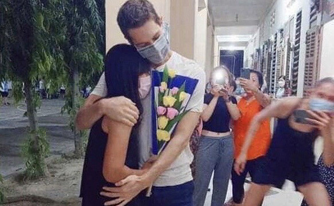 Trước đó, câu chuyện tình cảm trong khu cách ly của trai Tây - gái Việt cũng khiến dân mạng chú ý. Nhiều người còn đùa rằng dịch bệnh có nguy hiểm thật, nhưng đây cũng là cơ hội để các FA tìm được người yêu một cách dễ dàng. Xem thêm clip: Xúc động những dòng nhật ký từ khu cách ly - Nguồn: Youtube