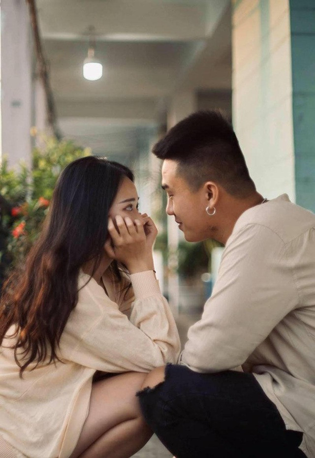 "Do mình hơi lớn tiếng nên làm anh ấy thức giấc, anh nói anh đã để ý mình bắt đầu từ hôm đó" - Ngọc Ánh cho biết.