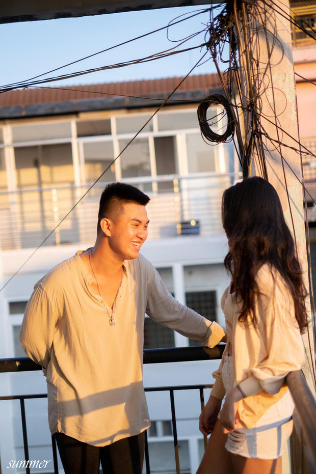 Câu chuyện bắt đầu khi Ánh được đưa vào khu cách ly COVID-19 lúc 2h sáng, lúc này do cô nàng đùa giỡn, nói chuyện hơi to nên lọt vào "tầm ngắm" của anh nhân viên hậu cần là Hoàng Triệu Phong (22 tuổi, quê Hà Nội, sinh sống tại Sài Gòn).