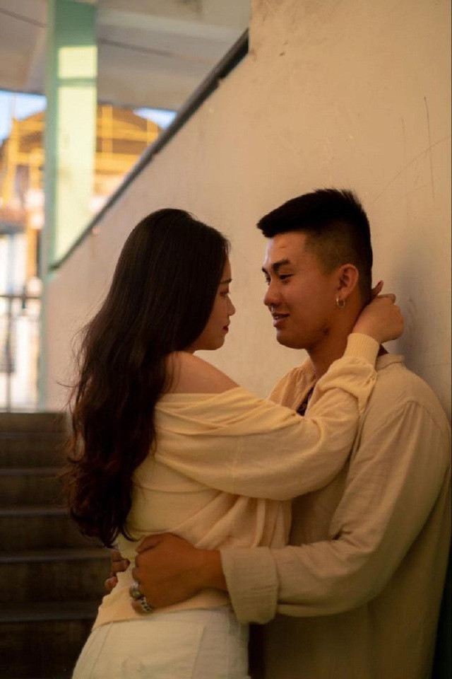 "Đang buồn thì anh mang cho mình một ly trà sữa, khá bối rối vì khi đó mình đang khóc. Sau đó, anh nhắn rằng, món quà ngày lễ này có thể không lớn, không làm mình hết buồn nhưng anh chỉ có thể làm được như vậy trong khu cách ly COVID-19 thôi" - Nữ chính vui vẻ chia sẻ.