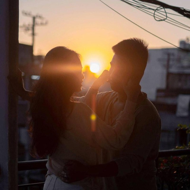 Sau đó, cặp đôi bắt đầu trò chuyện với nhau nhiều hơn, con tim cũng đã dần rung động. Ngày Ánh được ra khỏi khu cách ly, Triệu Phong bất ngờ tỏ tình với cảm xúc vô cùng chân thành, ánh mắt rưng rưng sợ phải chia tay, may mắn cô nàng đã đồng ý ngay.