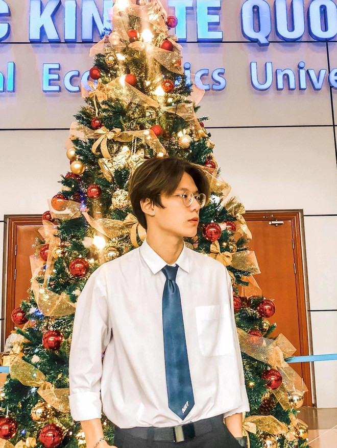 Trước khi gây sốt với những hình ảnh ở kì quân sự, Công Đức cũng từng để lại ấn tượng khi đảm nhận vị trí thành viên của đội lễ tân Đại học Kinh tế Quốc dân.