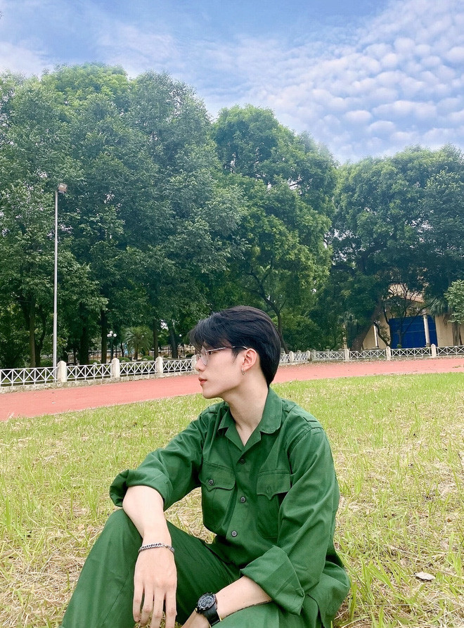 Được biết chàng hot boy quân sự trường Kinh tế Quốc dân được các chị em săn lùng "info" tên là Nguyễn Công Đức, sinh năm 2001.