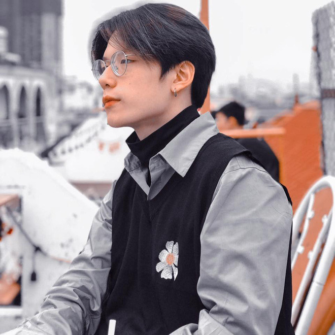 Cư dân mạng cũng bình luận vô cùng xôm tụ bên dưới bài đăng như : "Đẹp trai không thua gì Song Joong Ki hồi ở Hậu Duệ Mặt Trời luôn", "Đi quân sự mà có trai đẹp như này cho em đi 2 tuần nữa cũng được!",...