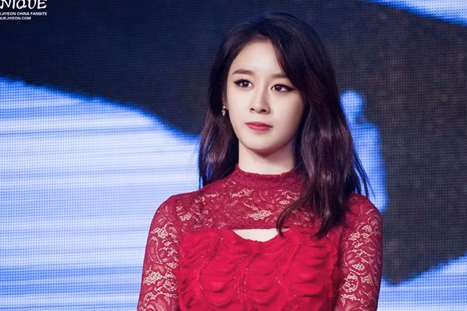 Jiyeon lần đầu đóng phim vào năm 2010 với vai cô học sinh Na Hyun Jung trong bộ phim Cao thủ học đường (Master Of Study). Cùng năm này, Jiyeon còn tham gia phim điện ảnh Death Bell 2: Bloody Camp. Hai dự án này giúp Jiyeon gặt hái nhiều thành công, nhanh chóng nổi tiếng và được các nhà sản xuất phim chú ý