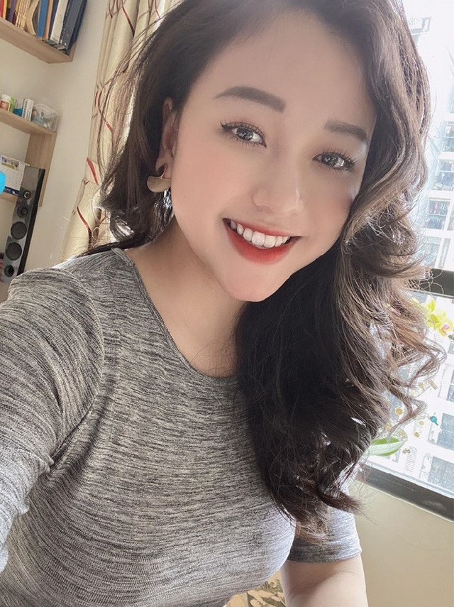 Khi bất ngờ nhận được sự quan tâm của cộng đồng mạng, Hồng Ngọc tỏ ra khá bất ngờ tuy nhiên, cô cho rằng bản thân không phải người nổi tiếng mà chỉ là được chú ý hơn bình thường một chút.