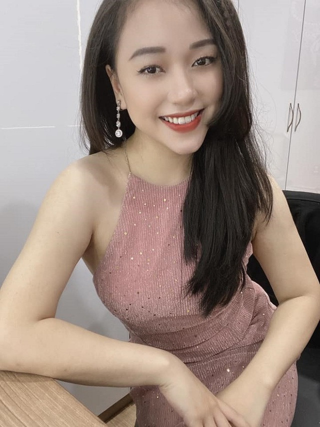 Hiện tại, Cẩn Mai Hồng Ngọc hiện đang làm việc trong lĩnh vực mỹ phẩm. Chính bởi vậy mà cô luôn ý thức trong việc làm đẹp, chăm sóc da.