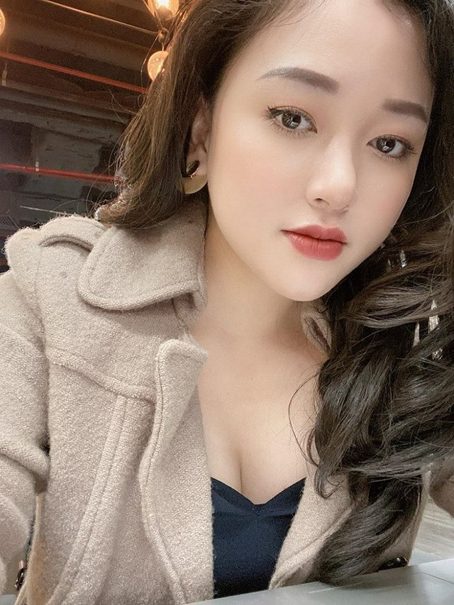 Chính bởi vậy, cô áp dụng chế độ ăn hợp lý, khoa học, bổ sung nhiều rau xanh và hạn chế tình bột. Mỗi ngày, người đẹp cũng dành ra 1 tiếng để tập luyện các bài đốt cháy mỡ, săn cơ,...