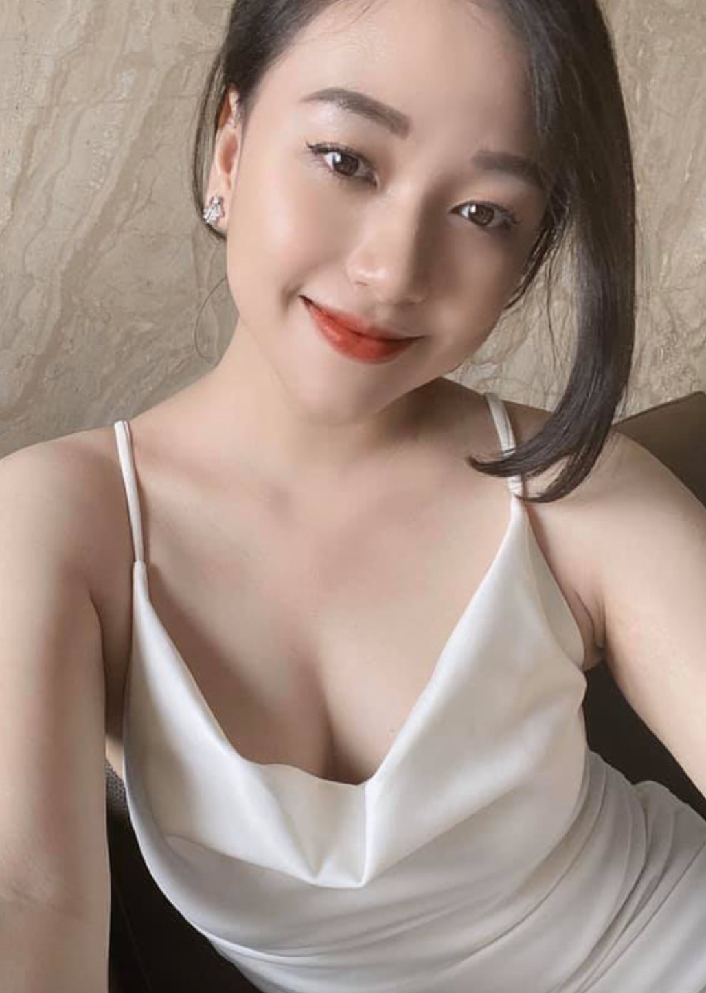 Nói về Mai Phương Thúy, cô nàng cho hay hoa hậu là một người chị tuyệt vời, tâm lý. Do lịch trình bận rộn nên hai chị em không thể gặp nhau thường xuyên, tuy nhiên vẫn tám chuyện qua tin nhắn.