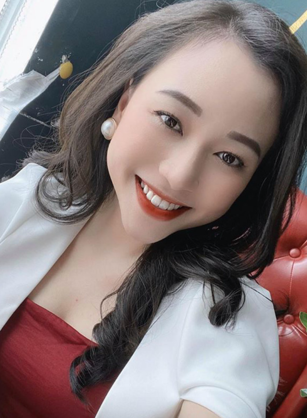 Em họ Mai Phương Thúy có tên là Cấn Mai Hồng Ngọc (sinh năm 1993). Cô nàng được biết đến thông qua bức ảnh chụp chung với chị gái nổi tiếng.