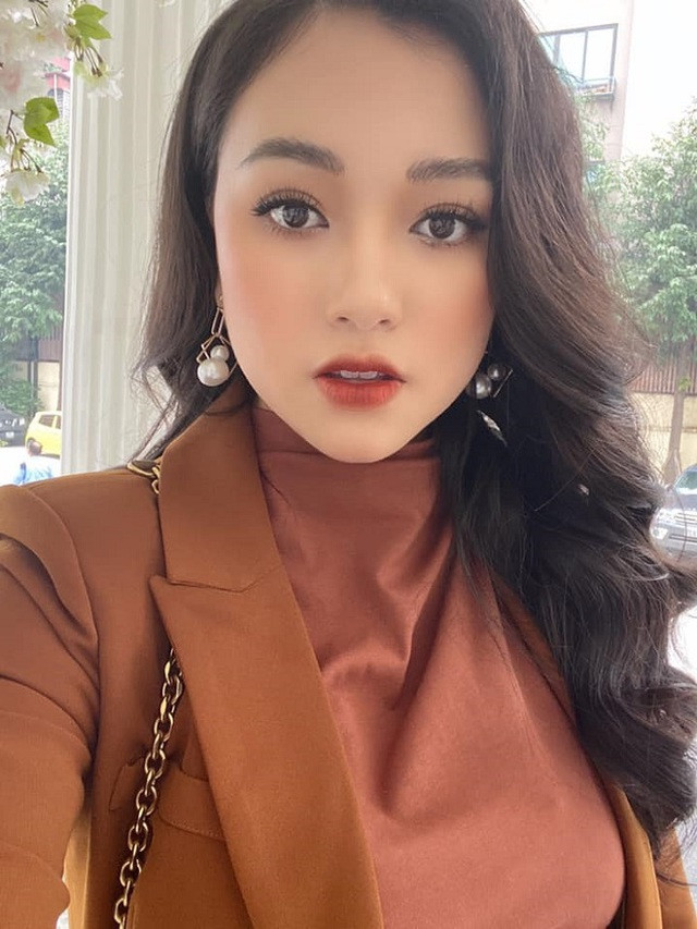 Hiện nay, Cẩn Mai Hồng Ngọc sở hữu dáng dấp thon gọn, bắt mắt không kém gì người chị họ nổi tiếng.