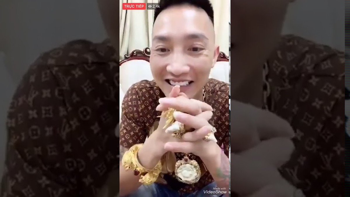 Huấn Hoa Hồng, tên thật là Bùi Xuân Huấn, sinh năm 1984, quê Yên Bái. Anh bắt đầu nổi tiếng trên mạng xã hội từ năm 2015 bởi những clip khoe của, ăn chơi. Giang hồ này thường xuyên lên Facebook để livestream dạy đạo lý, khoe tiền, vàng và mối quan hệ xã hội phức tạp.