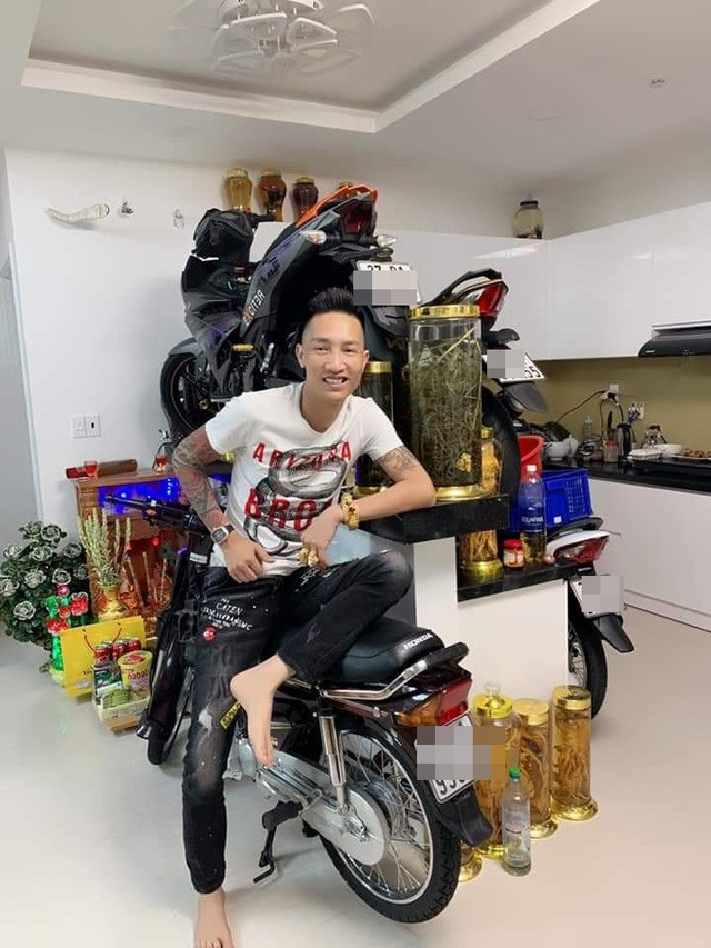 Tháng 9/2019, giang hồ mạng xã hội Huấn Hoa Hồng cũng từng bị đưa đi cai nghiện bắt buộc sau khi bị UBND phường 22, quận Bình Thạnh, bắt giữ tại một tụ điểm ăn chơi gần đây và phát hiện dương tính với ma túy.