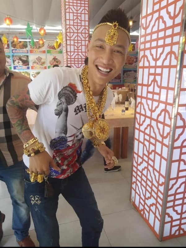 Huấn Hoa Hồng có mối quan hệ khá thân thiết với các giang hồ trên mạng xã hội khác là Quang "Rambo" hay Khá Bảnh.