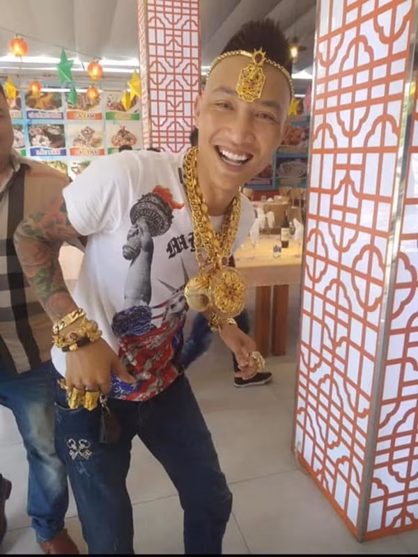 Huấn Hoa Hồng có mối quan hệ khá thân thiết với các giang hồ trên mạng xã hội khác là Quang "Rambo" hay Khá Bảnh.