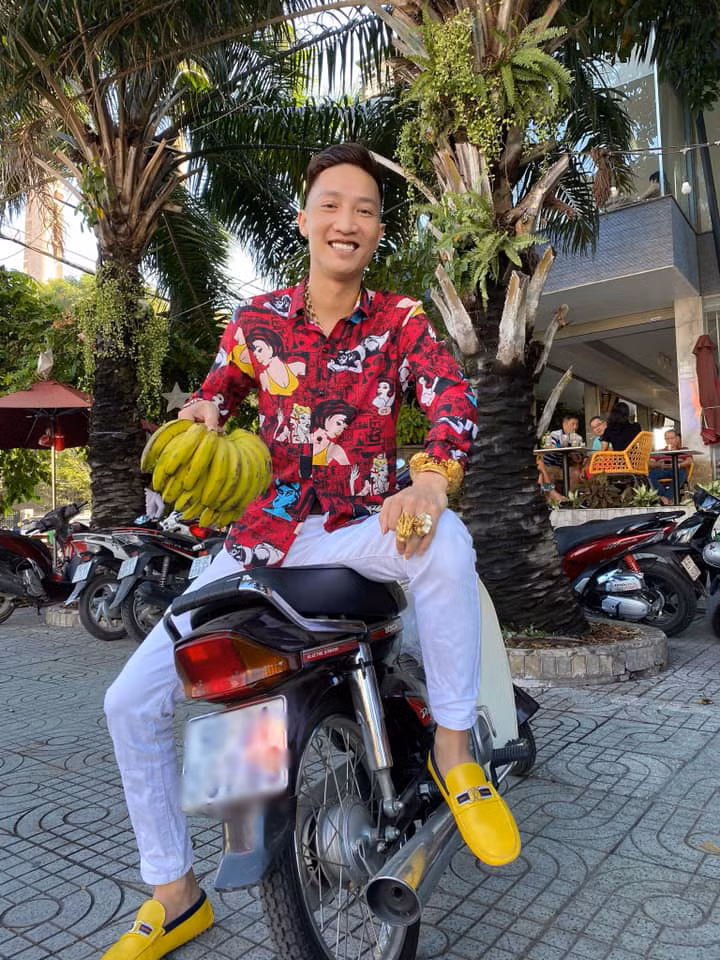 Với những suy nghĩ ngông cuồng, phát ngôn gây sốc của mình, Huấn Hoa Hồng nhận phải không ít chỉ trích từ phía cộng đồng mạng. Tuy nhiên vẫn có những kẻ lấy đó làm niềm vui, share video, hình ảnh của Huấn.