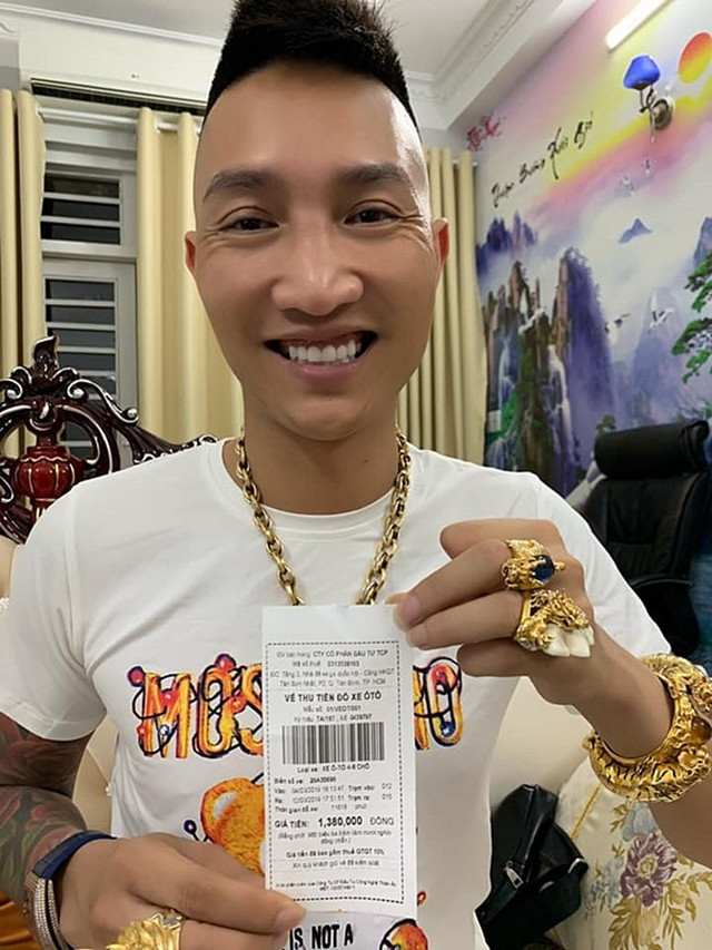 "Huấn đi đời rồi ông giáo ạ, lại là sử dụng ma tuý. Nhưng mà cứ chơi bời liên tục như anh thì bị bắt đi sớm cũng là chuyện bình thường thôi", "Anh Bảnh đi trước, anh Huấn theo sau thì còn giang hồ nào làm clip mua vui nữa đây? Các anh phải tỉnh táo mà mua vui cho thiên hạ chứ" - Dân mạng bình luận.