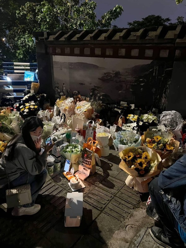 Xót xa cho câu chuyện của chàng trai lụy tình, nhiều cư dân mạng đã mua và gửi đồ ăn nhanh, trà sữa, bánh mì, hoa gửi đến địa điểm mà chàng trai sinh năm 2003 đã nhảy sông.